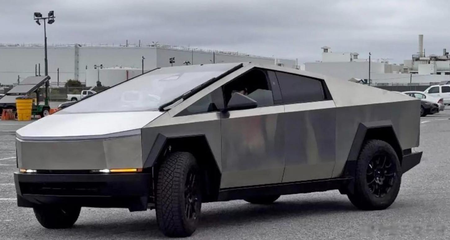 日前，海外曝光了特斯拉Cybertruck的最新内饰谍照，值得注意的是，这次最新
