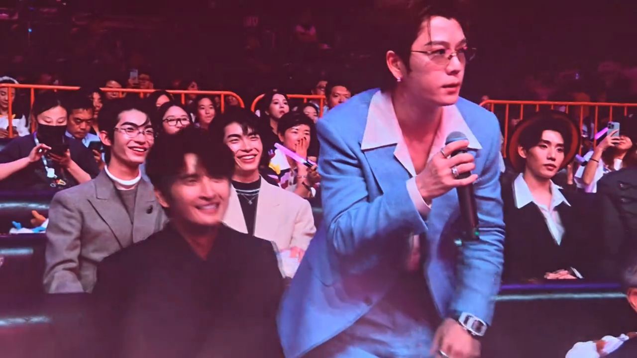 王栎鑫狗熊哆嗦毛送中秋祝福王栎鑫送中秋祝福方式好超前打歌2026狗熊哆嗦毛名场面