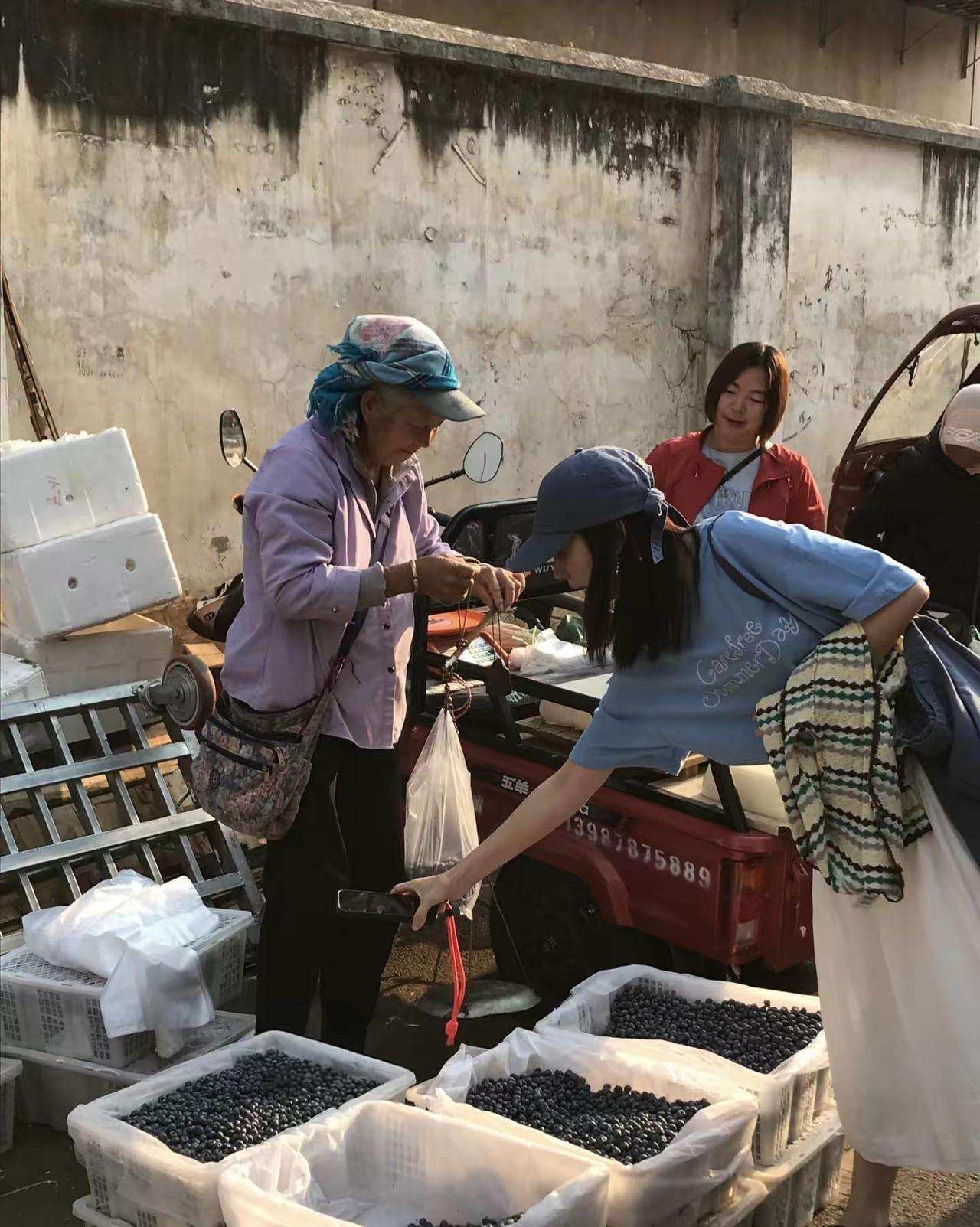 你能认出来这是哪位大明星吗？

曾经红极一时，惊为天人。

如今也还算是活跃在娱