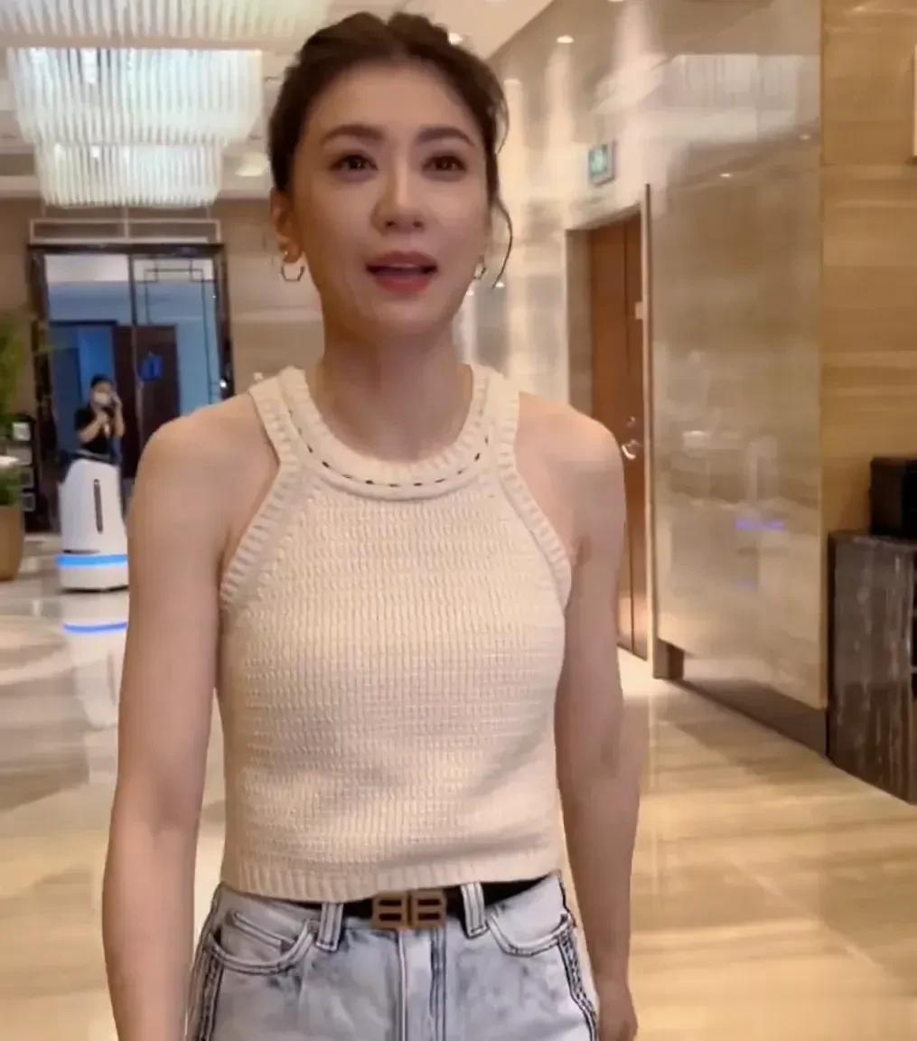 路人镜头下的贾静雯，这状态堪称完美，除了瘦点之外，跟以前基本上没有什么两样，大家