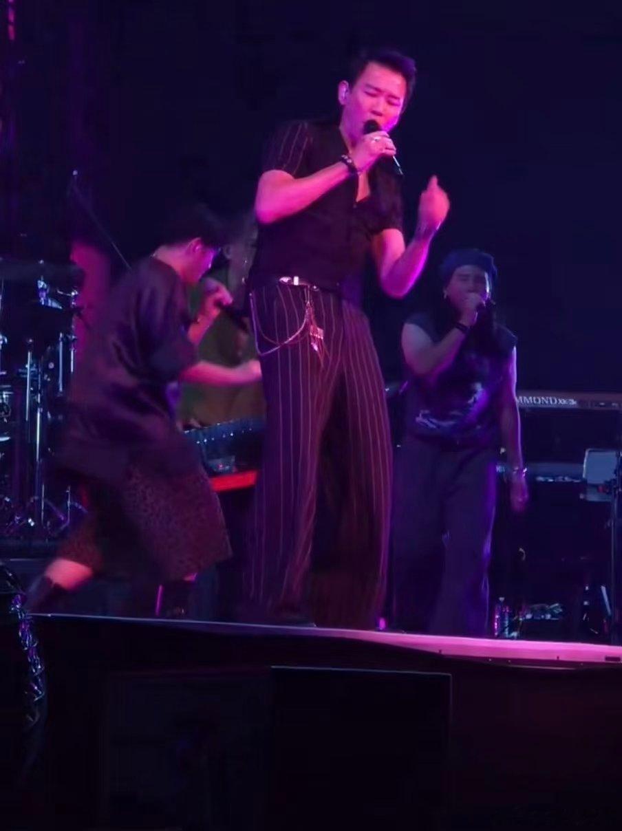 陶喆 这很难吗 陶喆没dancer，是怕别人衬不出他舞蹈光芒！律动对他就像超强能