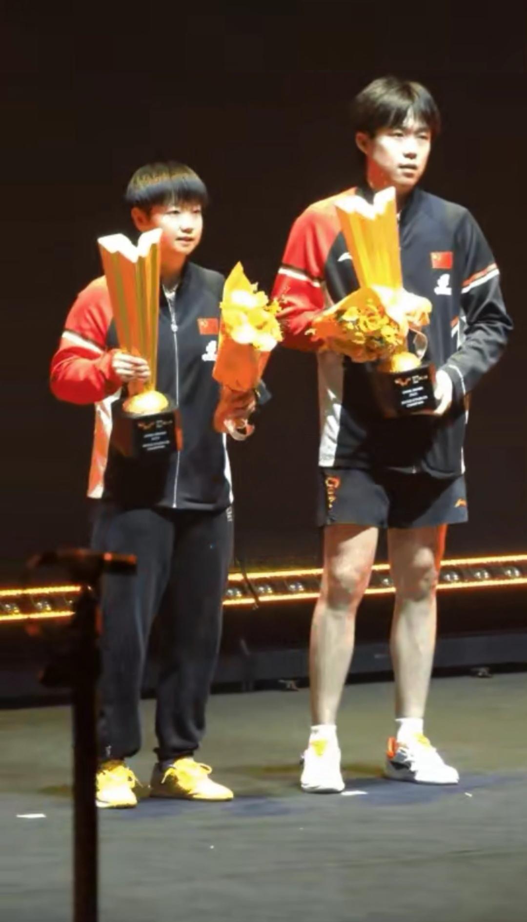 孙颖莎和王楚钦这两小只双双夺冠在台上领奖的样子，简直酷到没边儿了！抱着鲜花和奖杯