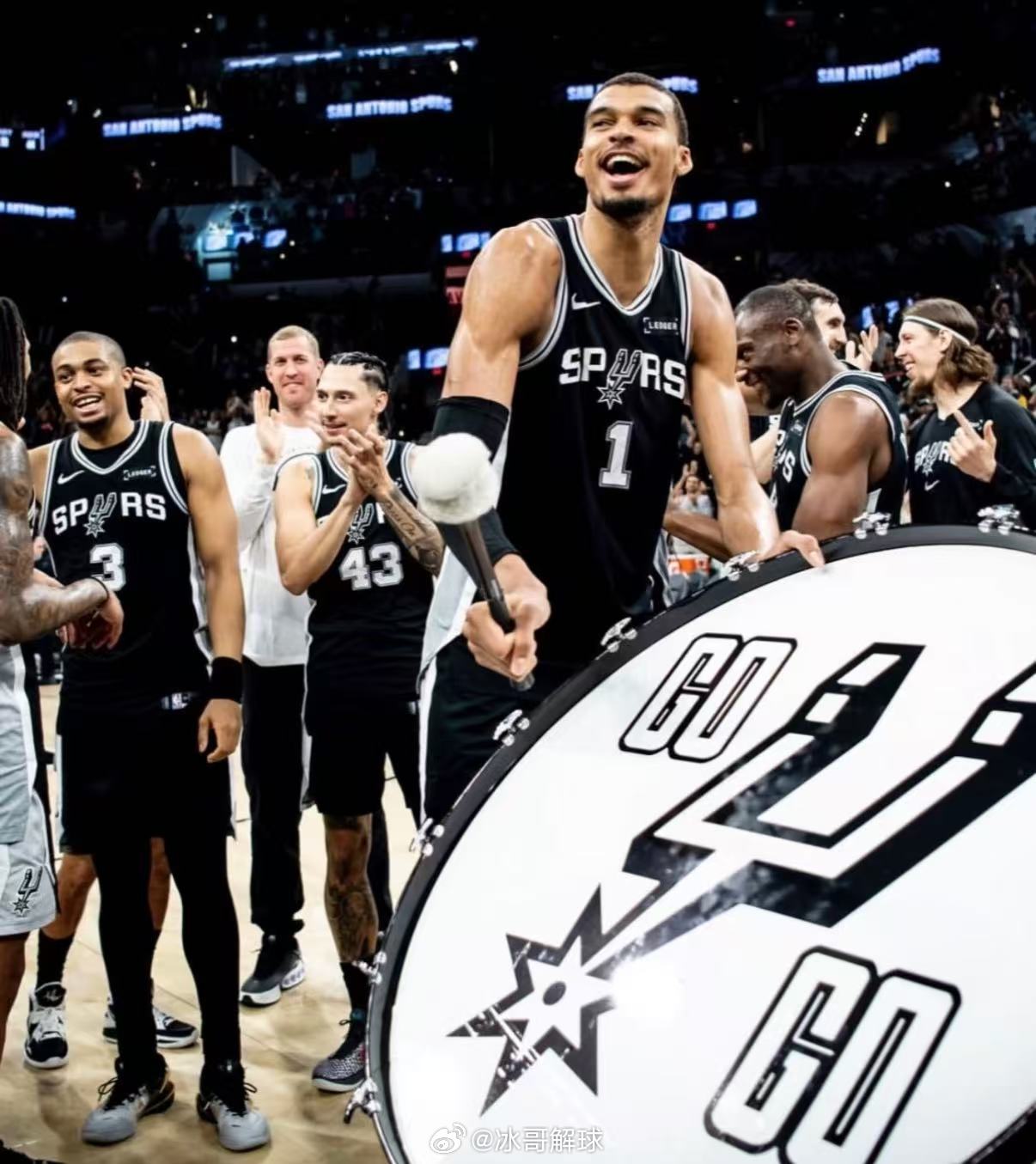 快船vs马刺马刺116-112完成25分大逆转击败快船，豪取三连胜。文班亚马砍下