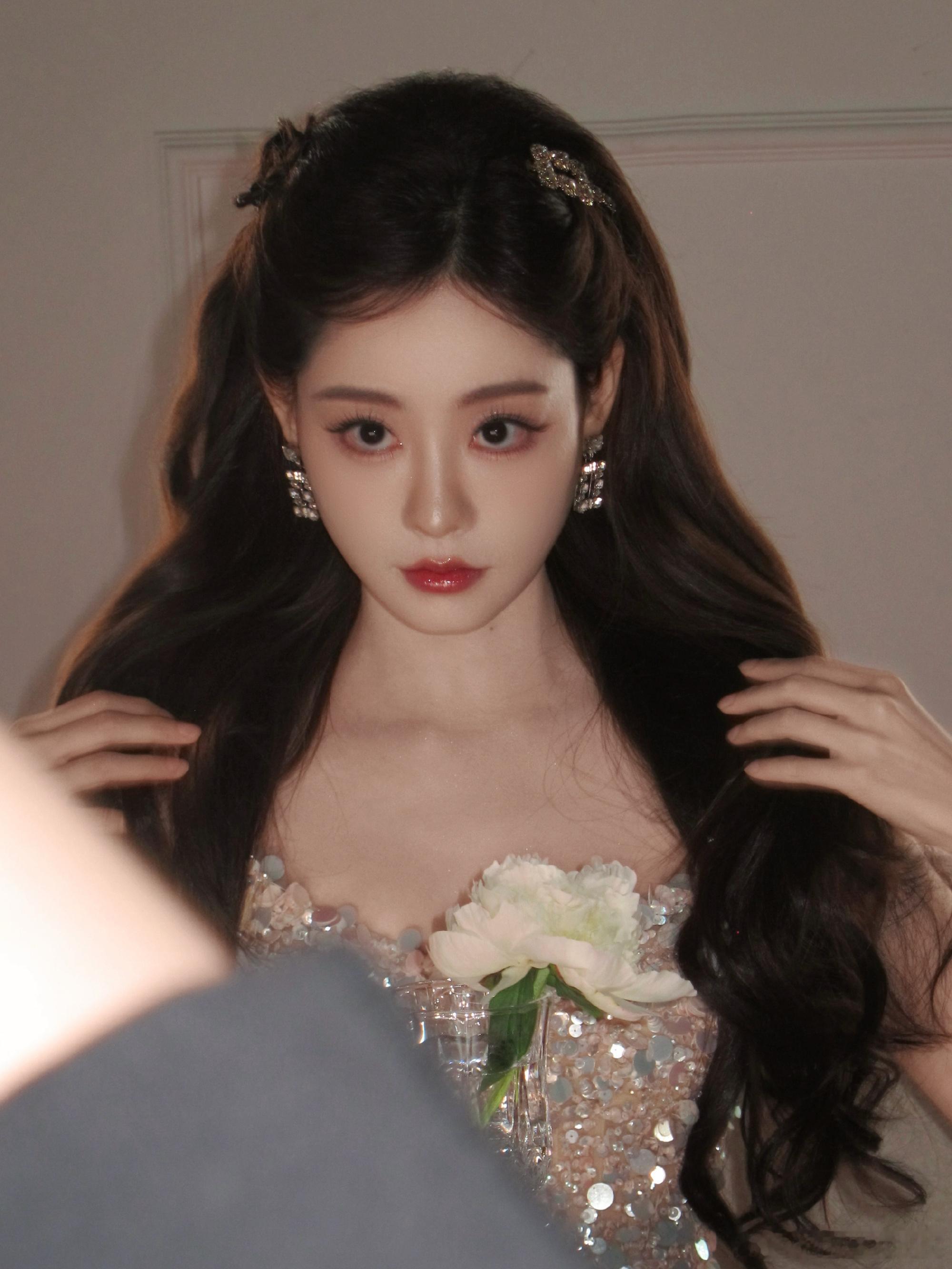 祝绪丹 大大方方的满分女 公主头搭配亮片短裙，似粉鳞美人鱼闪耀聚光灯，饭撒宠粉超