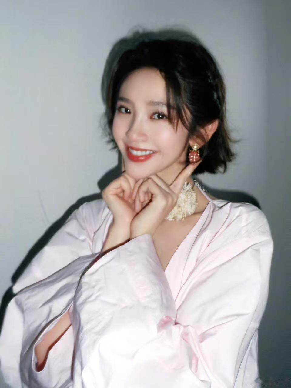 唐艺昕微笑三连拍唐艺昕乘风三宫格唐艺昕乘风三宫格，不错不错，