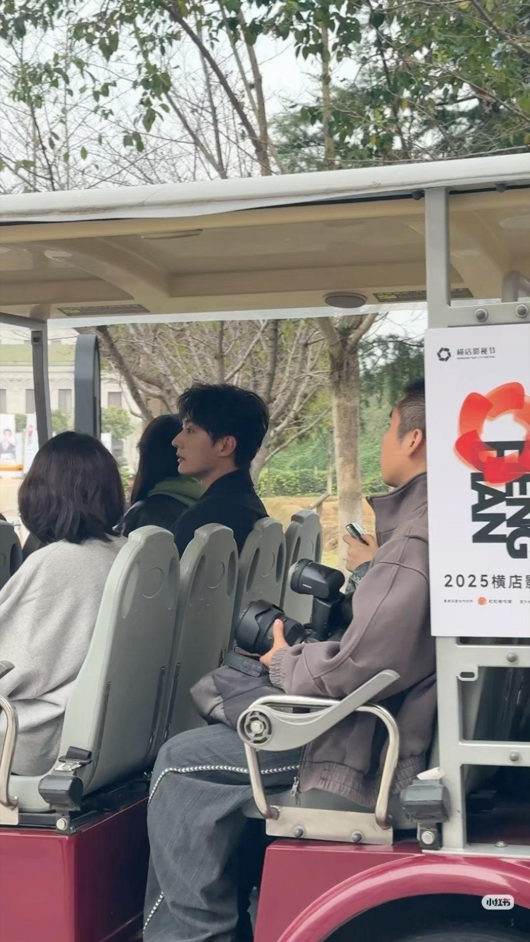 刘学义生图帅成这样..绝美侧颜！他就是有种非常正统的帅 ​​​