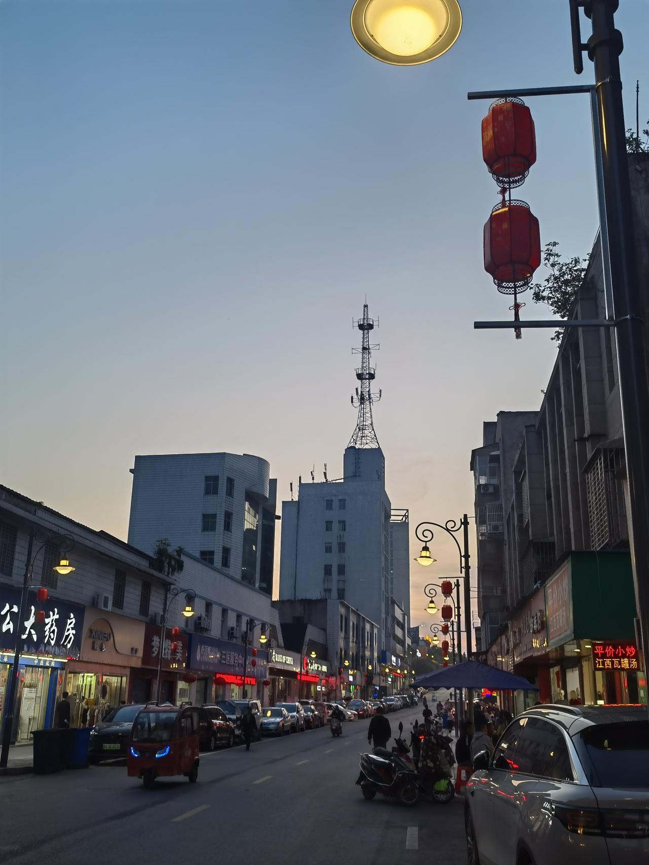 你记忆中的老街是什么样? 记忆里的汉川西街，是上世纪90年代建成的模样。路面坑洼