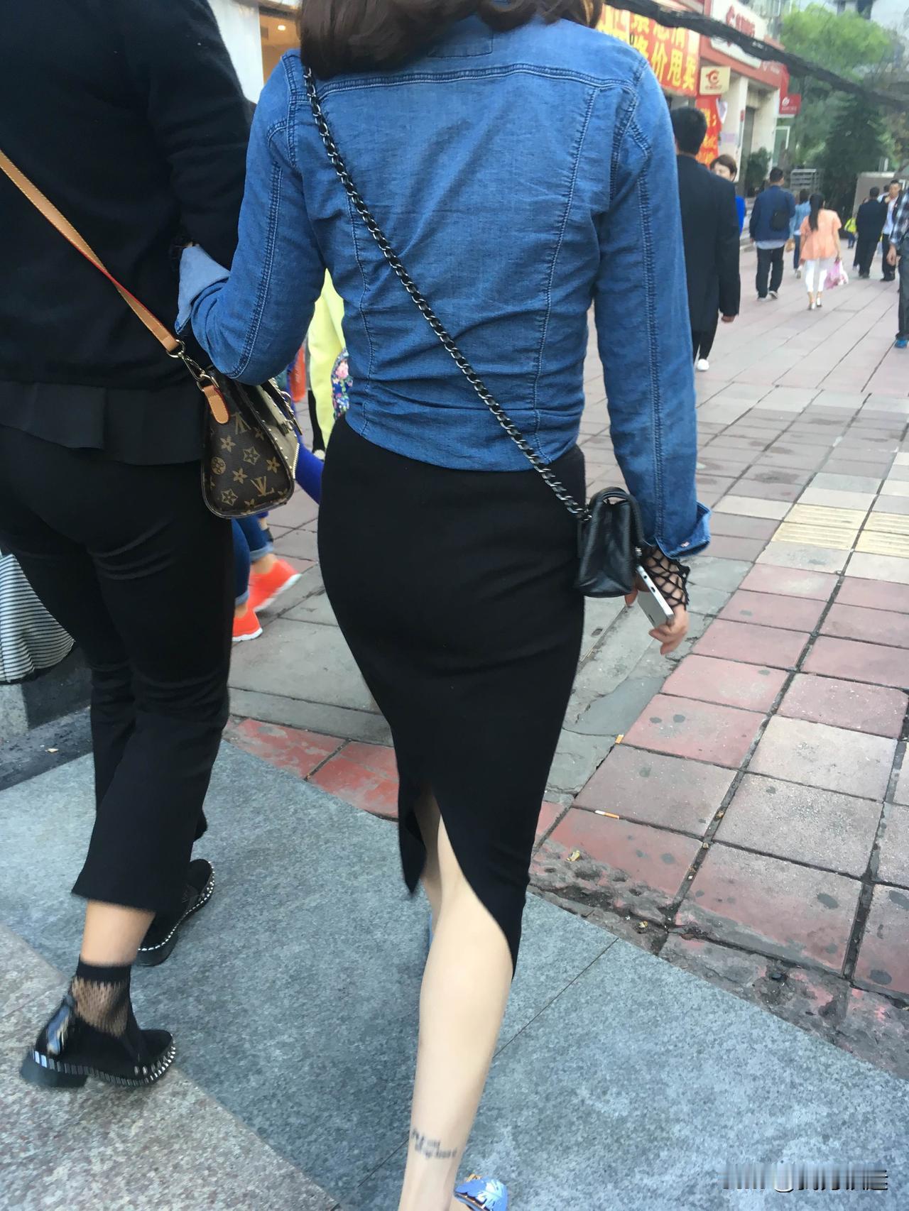 女人味，藏在一颦一笑的松弛里，也落在衣袂与身姿的细节中。
牛仔衣的利落与黑裙的柔