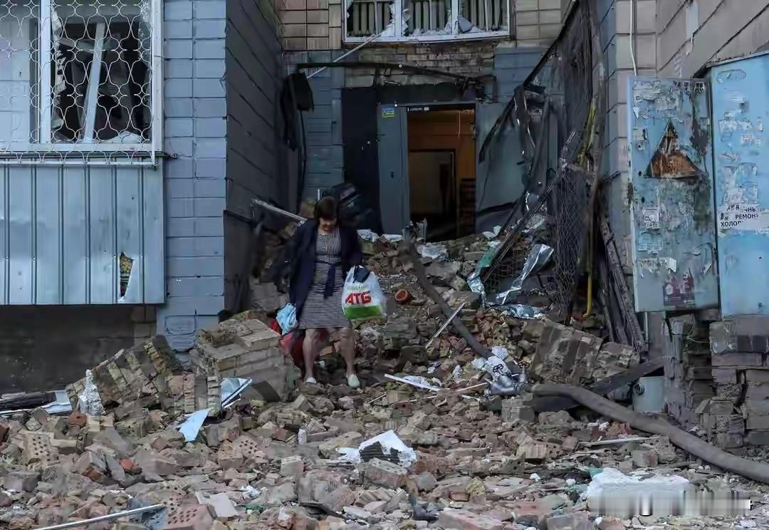 对于乌克兰民众来说，这样的场景已经稀松平常了
俄军对建筑物的空袭，现在更集中于炸
