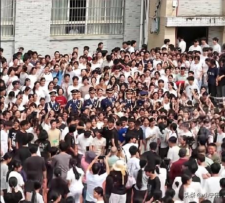 10月15日，广西桂平，原天安门国旗护卫队的队员走进校园，学生们兴奋极了，争相和