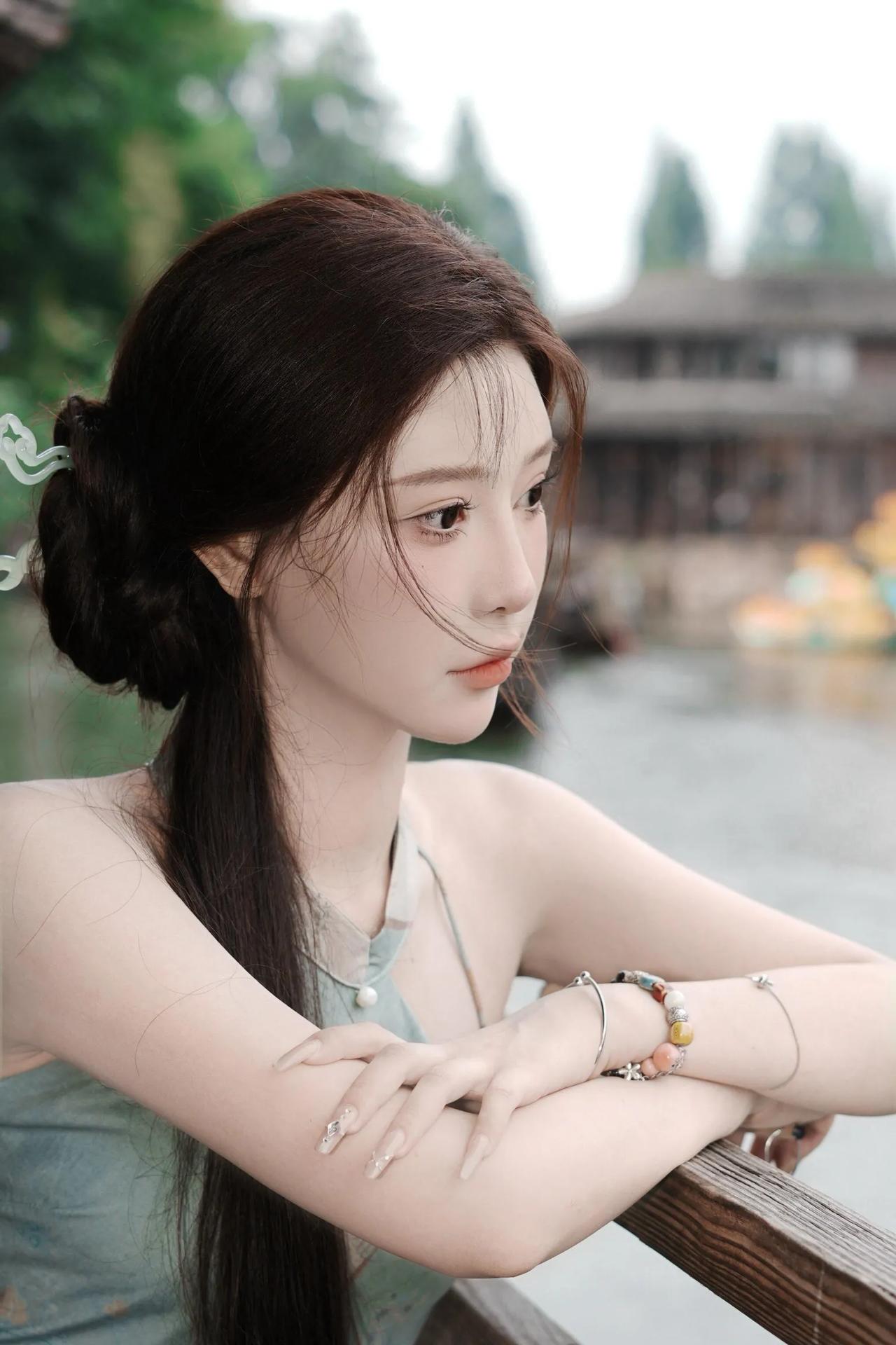 古风少女倚栏沉思静享湖畔时光国风古代美人 中国风