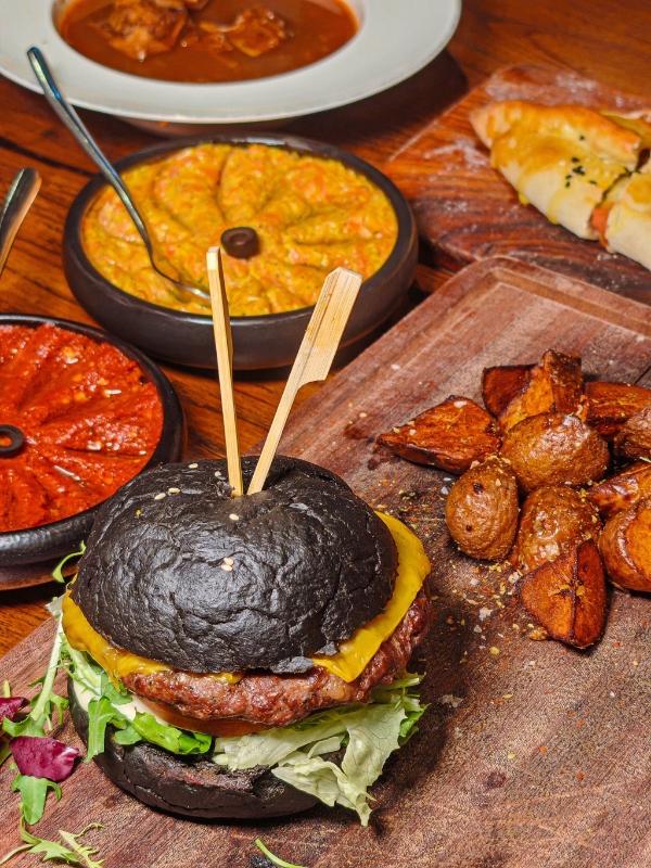 幸福就是，美食在锅，好友想念，不问明天，不辜负在最好的光阴里，遇见美食的精致。