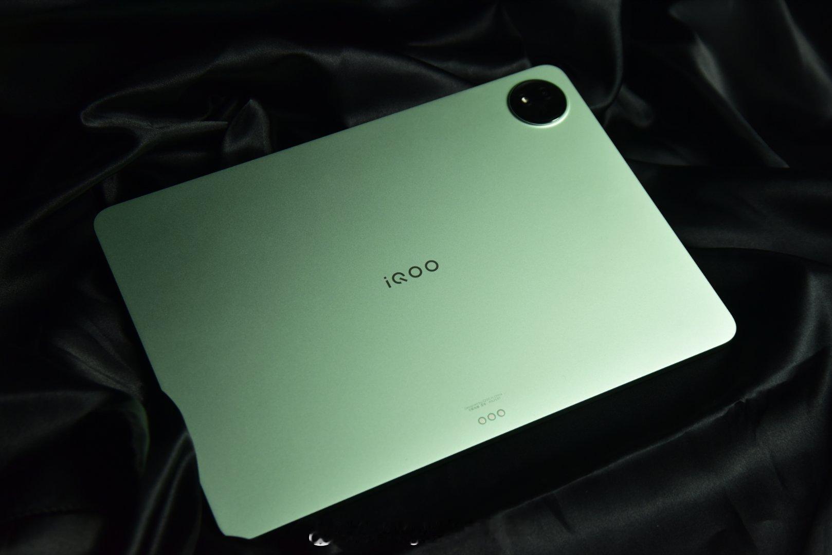 iQOO Pad5e 曼岛配色搭配iQOO Pad5 智能触控键盘和iQOO P