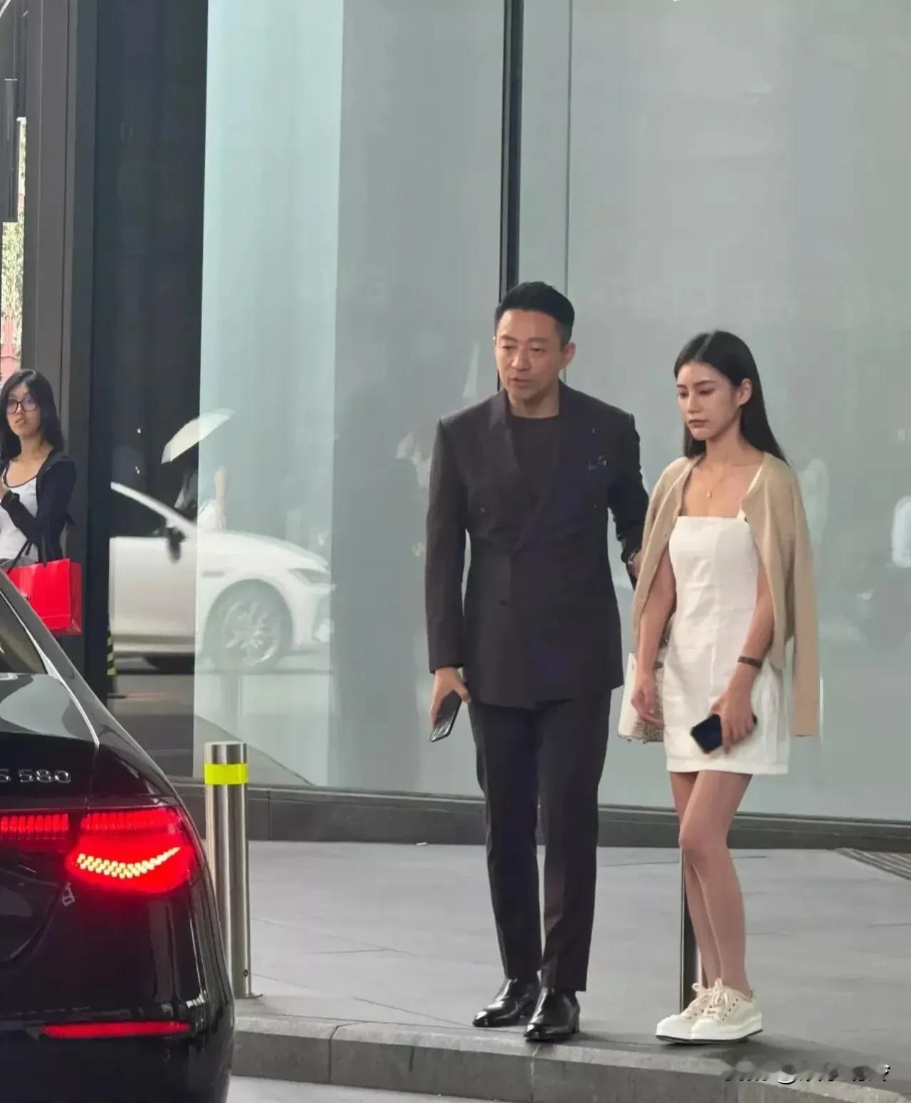 汪小菲送未婚妻120万的包包。

没想到汪小菲这么大方，马小梅还没嫁给他就敢送这