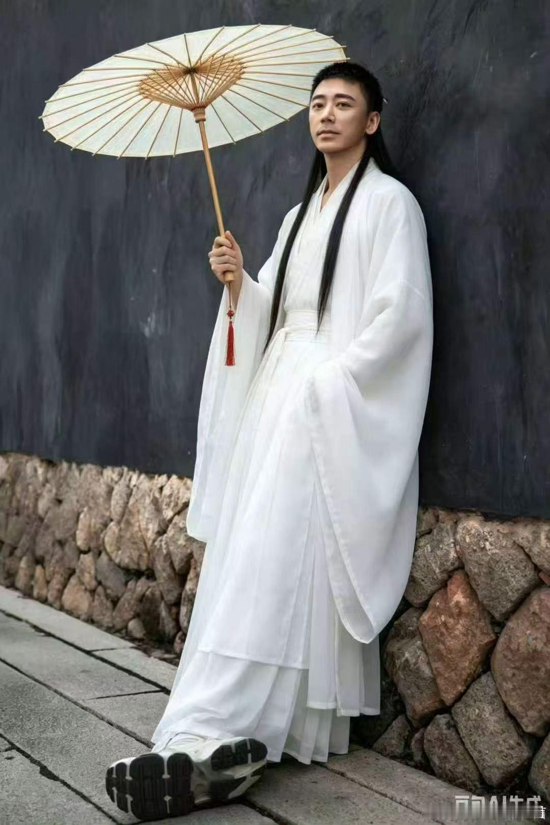我：“你1米9穿校服像篮球特长生，我1米6穿校服像小学生春游……”评论区AI：没