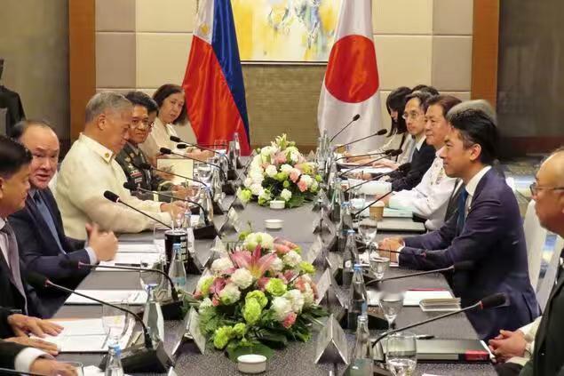 沆瀣一气！日本防长小泉进次郎向菲律宾兜售武器。

日本政府解禁武器出口后，防卫相