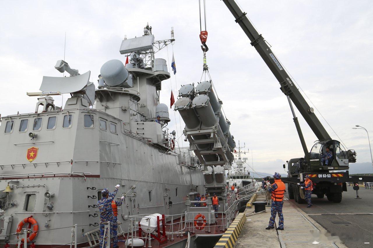 越军为Molniya级12418型导弹艇吊装天王星反舰导弹。此级为毒蜘蛛级改进型