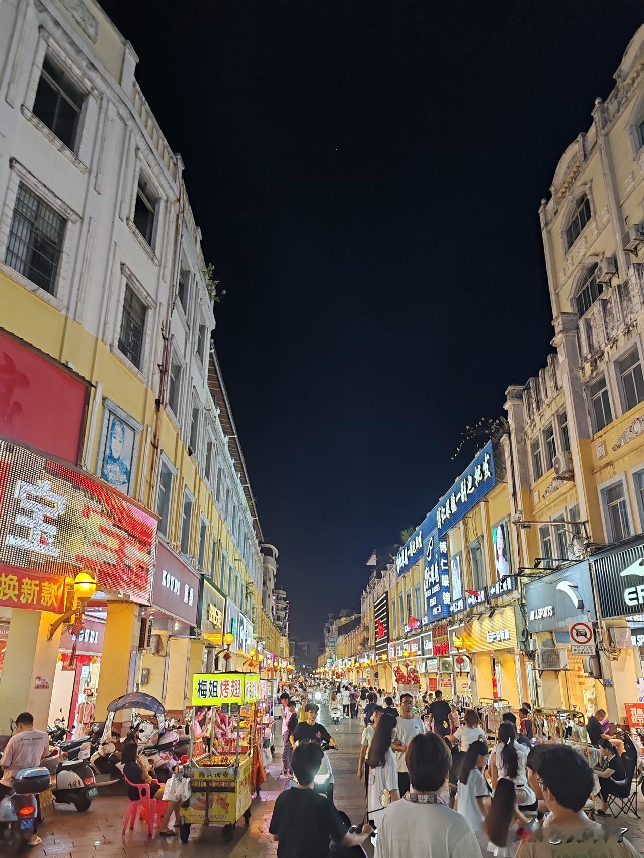 来感受一下家乡步行街的热闹。虽历经长途跋涉回到家，但晚上还是不顾疲惫，来到步行街