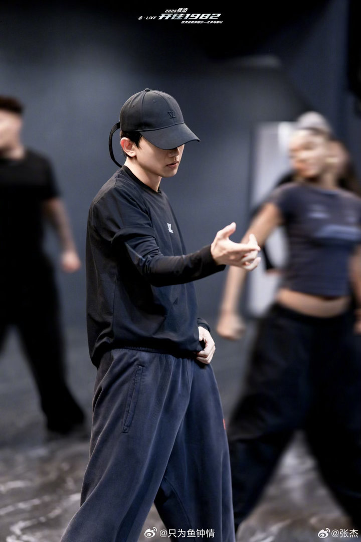 张杰鸟巢演唱会是1982闭幕式吧 张杰演唱会惊喜真的是一次比一次离谱，上次无人机