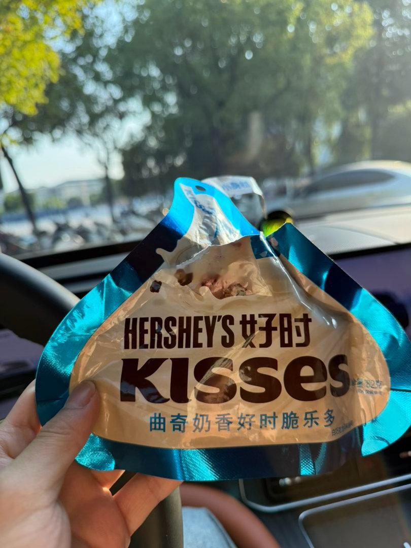 谁还记得那句熟悉的广告语小身材大味道～这个奶香曲奇的白巧克力真的是最爱 ​​​