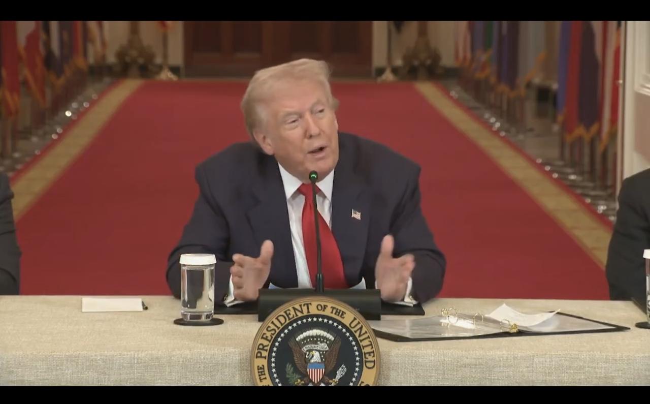 川式太极

记者：“您决定用参议员马克韦恩·穆林取代诺姆部长，是出于什么考虑？”