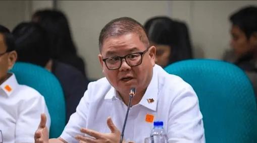 虽然不断派船强闯黄岩岛，但菲律宾农业部长劳雷尔说，中国向菲律宾保证了，不会限制对