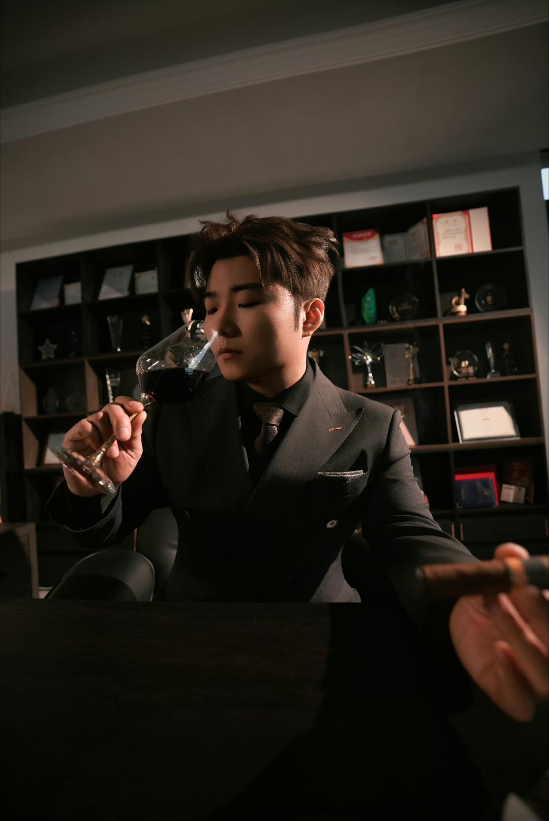 岳云鹏亲了白小白岳云鹏说白小白嫁给他了 观众起哄亲一个，白小白还没反应过来，小岳