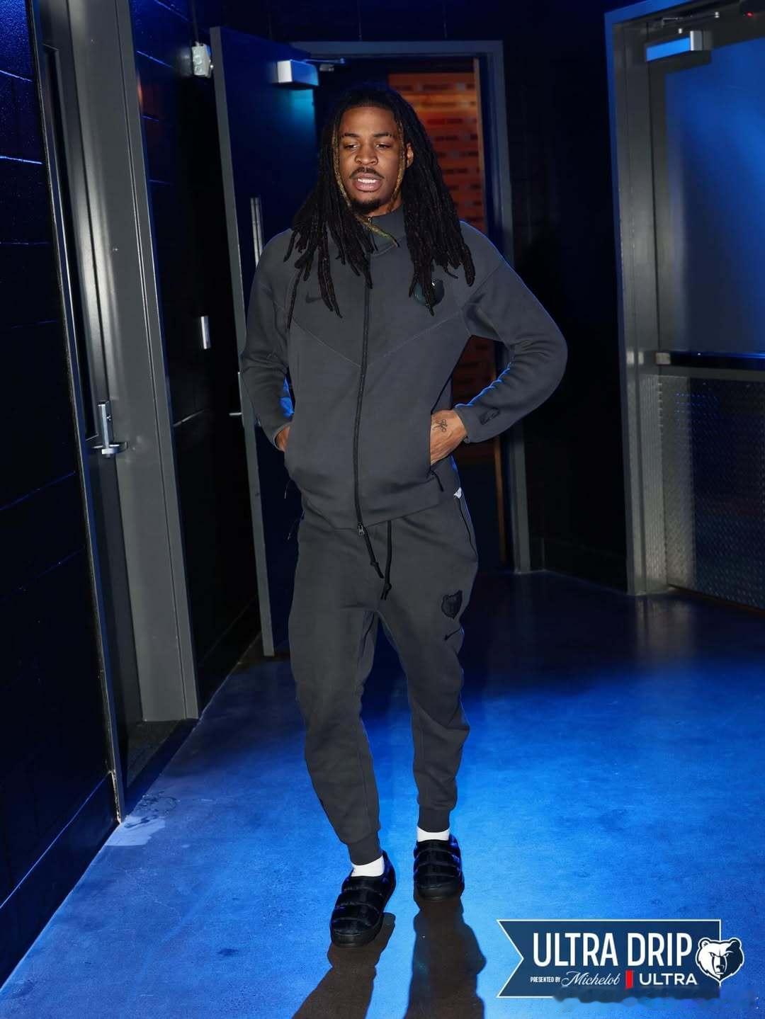 灰熊球员赛前装扮。