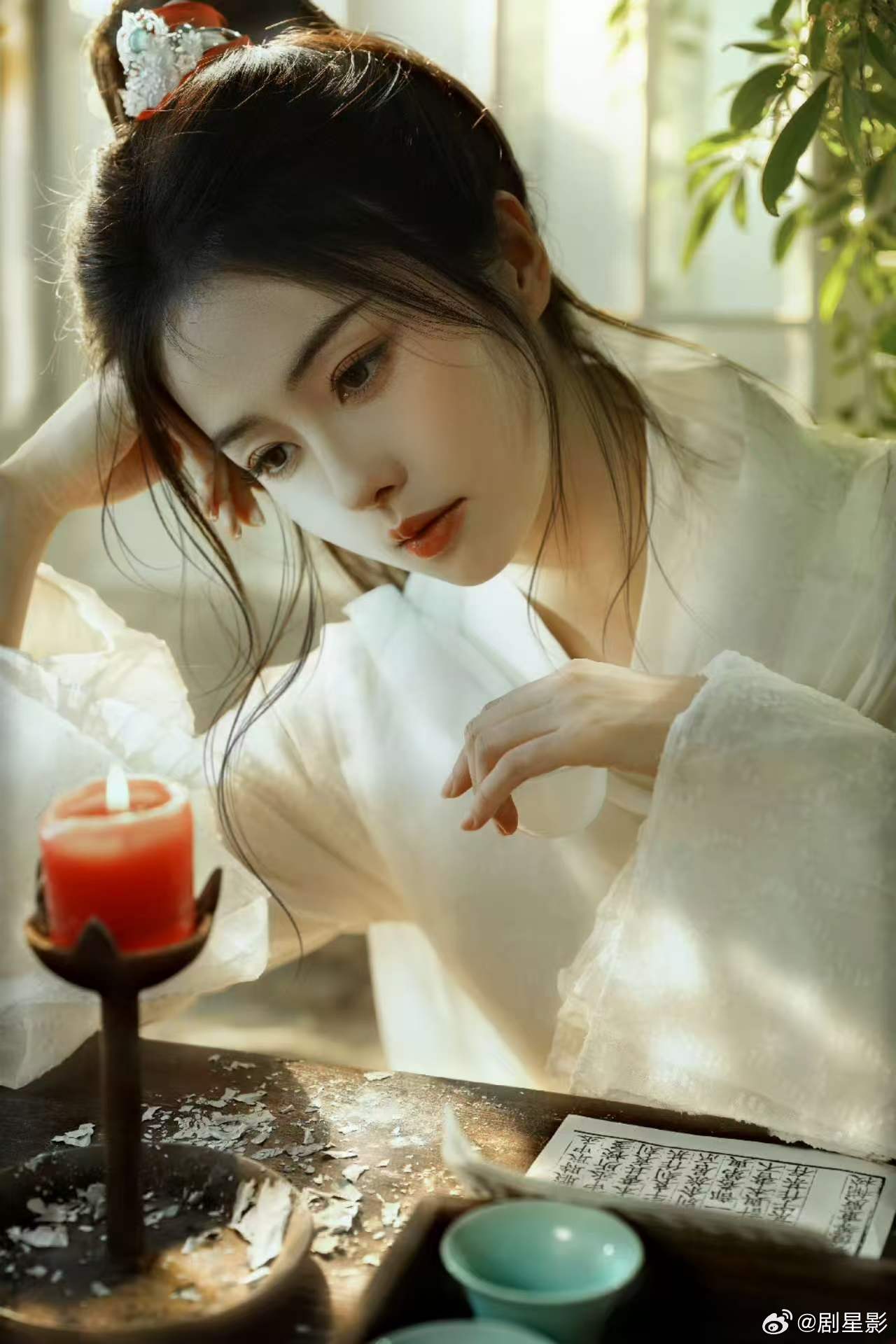 白鹿眼底的倔强感杀疯了 仿佛背负了非常多的血海深仇呀，让大家看到了另外一个李佩仪