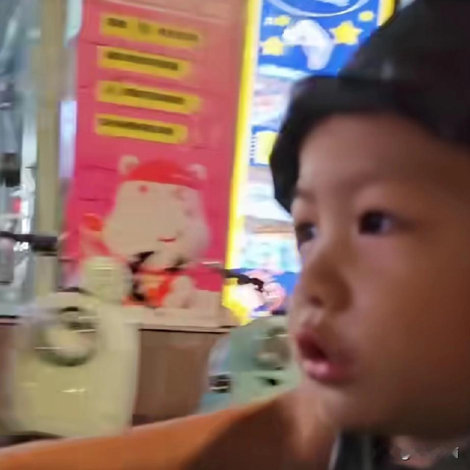 有个小男孩坐在爸爸行驶的车上，郑重地说：爸爸，我想下车哭！这么有礼貌还会懂得情绪