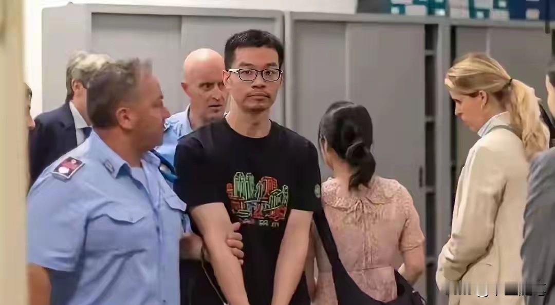 自投罗网的徐泽伟，除了让人惋惜，没有什么让人同情的。

明知道被美国通缉，还招摇