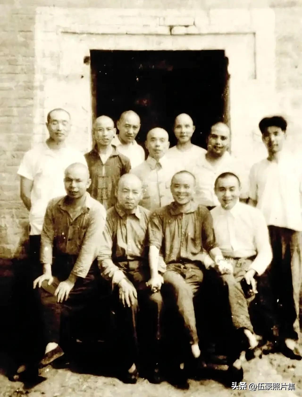 1945年8月底，淮北抗日根据地党政军部分领导合影，前排左起：张震球、滕海清、韦