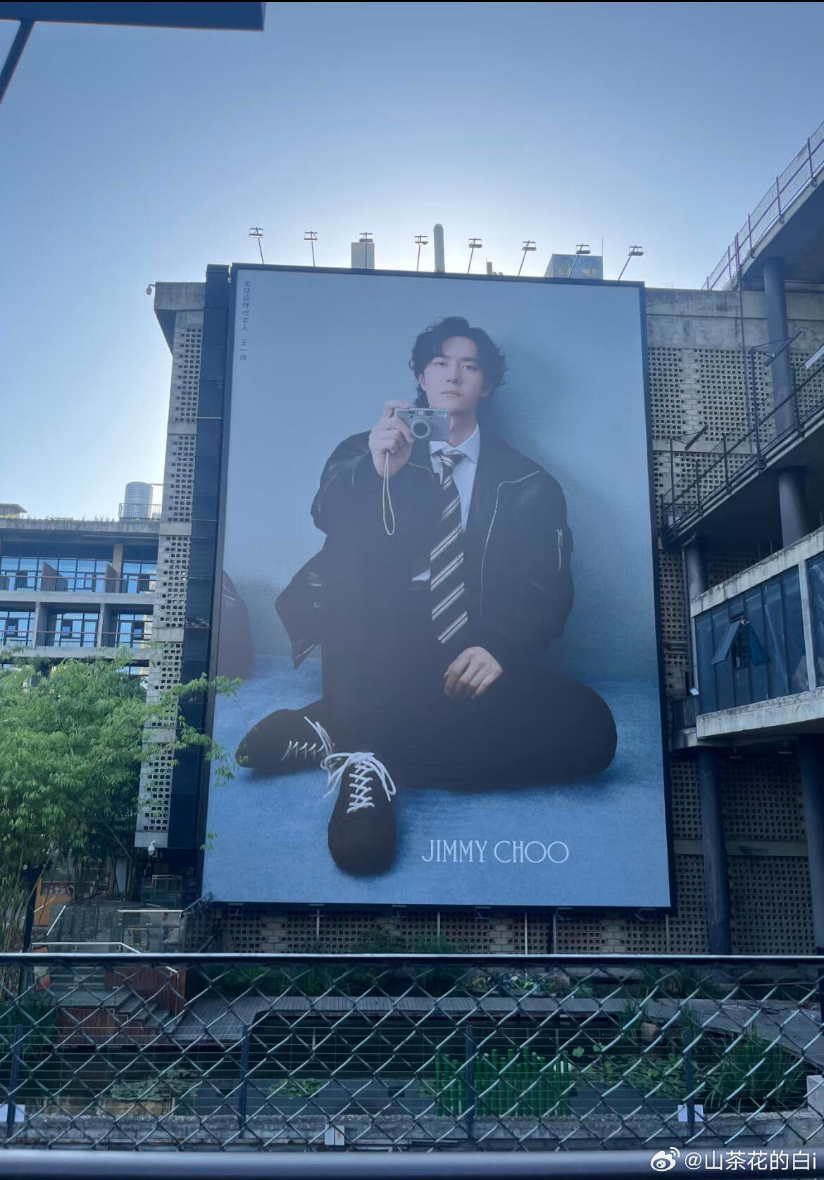 嫡长奢已经铺好王一博最新大地广，太夯了jimmychoo全球品牌代言人王一博