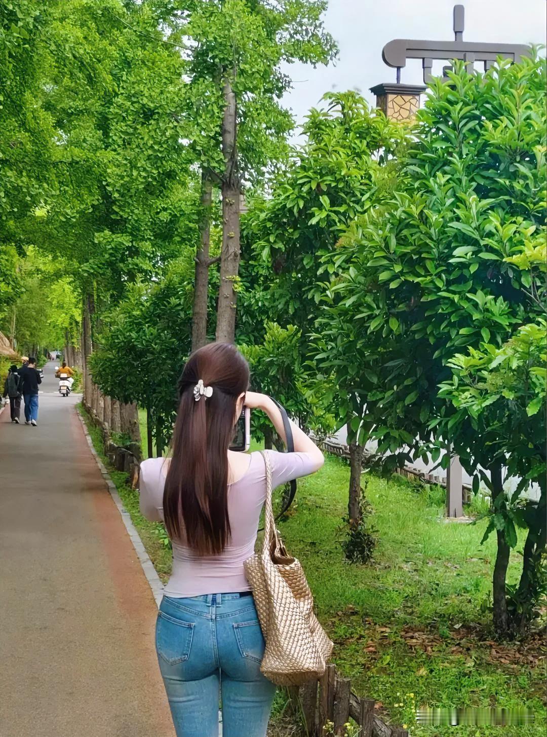 从前分享三餐琐碎都满心欢喜，后来面对面静坐，只剩无言的沉默；曾经愿意包容所有缺点