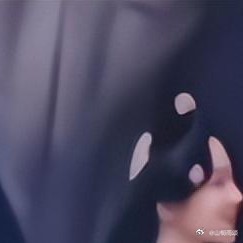李现所扮演的蒋长扬，身着唐代服装，佩带绶带，颇有几分当时特有的风味 ​​​