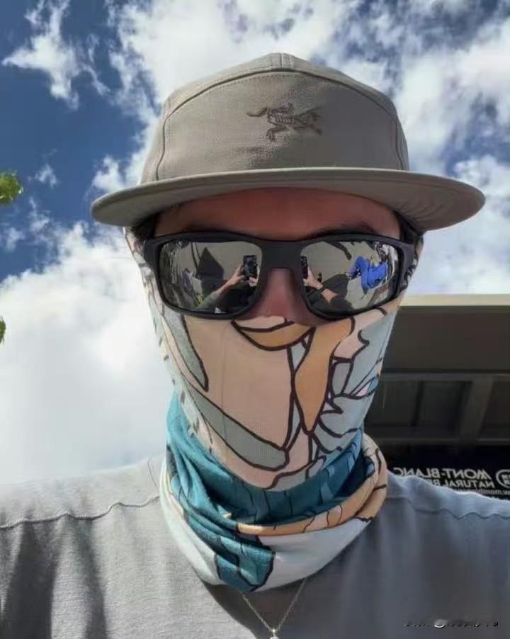 王一博自拍，脸被晒伤！


王一博保护得这么好，露在外面的皮肤都被晒伤了！非常真