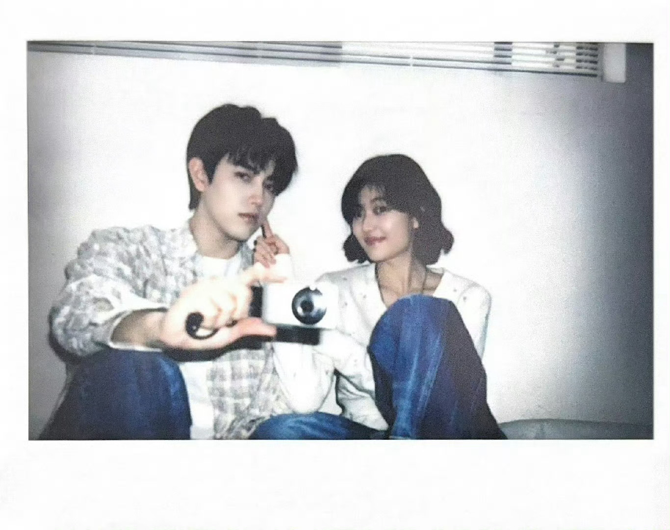 陈飞宇孙千黑西装白婚纱胶片陈飞宇孙千双人胶片 这对的胶片感真的会哭！📸黑西装配