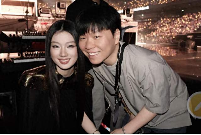 湾区晚会撕开遮羞布！单依纯爆红多年，根本不是靠运气。