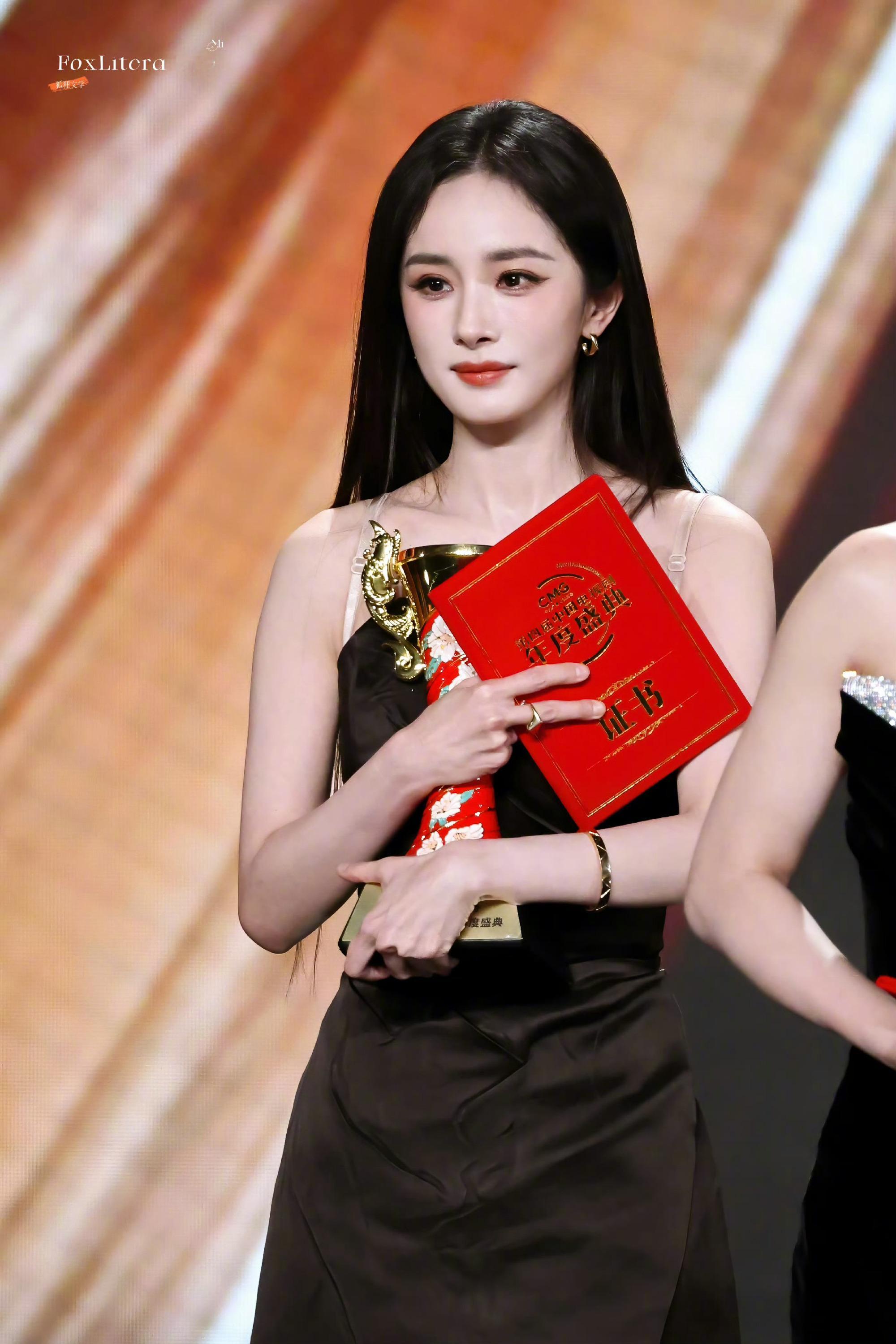 杨幂 我少女时期的英雄杨幂的荧幕形象几乎陪着我们走过整个少女时代，而现实里的她，