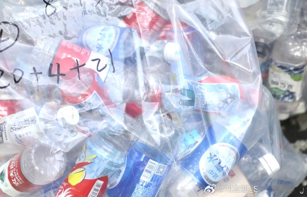 31岁才知道8块钱有多难挣矿泉水瓶子回收的价钱大概是5分钱到1毛钱左右，纸壳的回