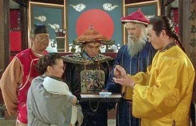 开封府大堂上，包拯让两个孩子各刺破手指，血滴进同一碗清水。两滴血缓缓晕开，竟真的
