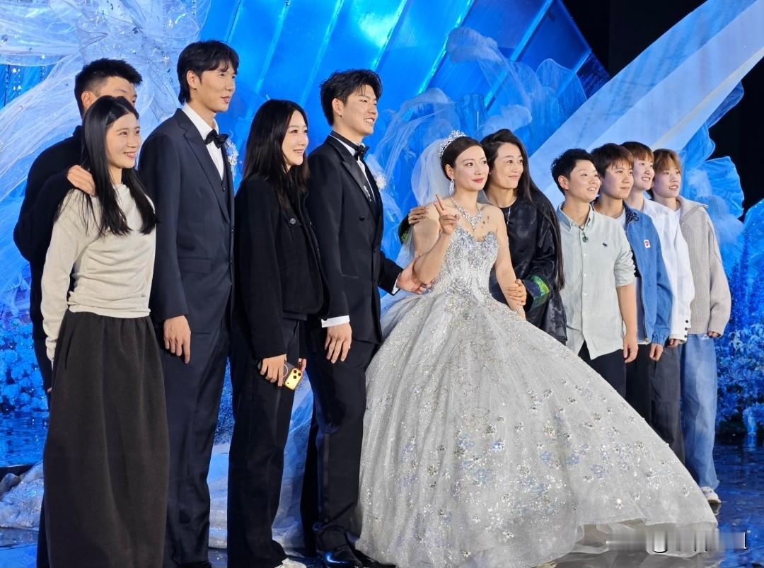 一觉醒来，  
发现刘雨辰黄雅琼的婚礼成了“国家队团建”现场！  
伴郎团最矮1