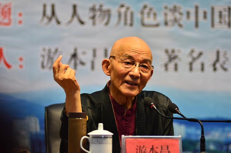 早上刷到游本昌先生离世的消息，盯着屏幕愣了好半天。
小时候守在黑白电视前看他演的
