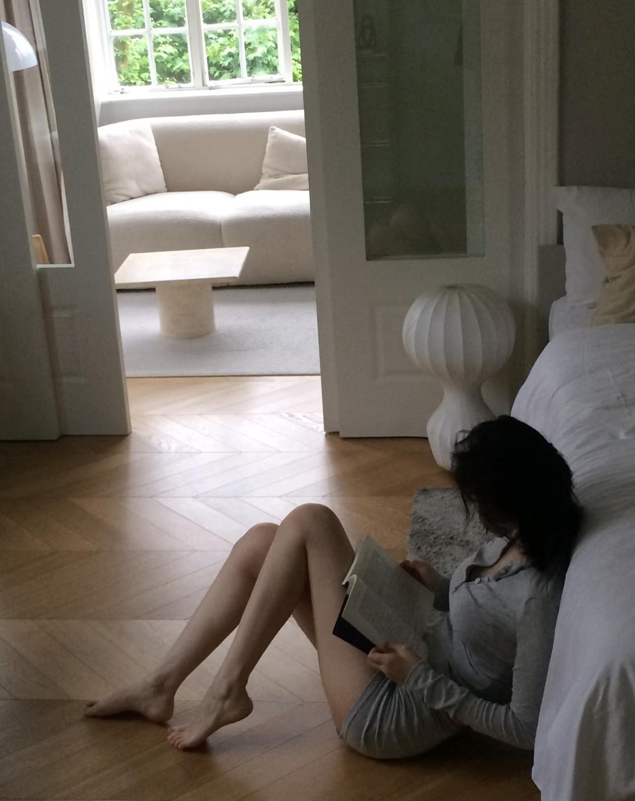 人间两大宝，
一是人民币，
二是书

人间活着，最实在的两大宝贝，从来都不复杂，