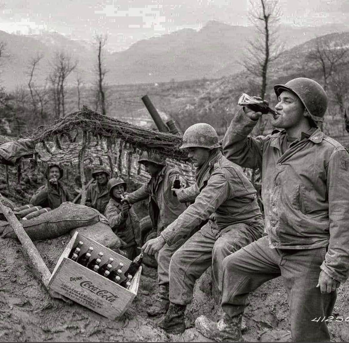 1943年，美国第36步兵师的士兵在意大利战役期间享用可口可乐 历史知识 ​​​