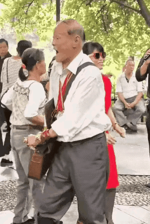 这位大爷就是为了炫富，
为了找个舞伴，
用钞票吸引她人 ，
不懂就问，
大爷这种