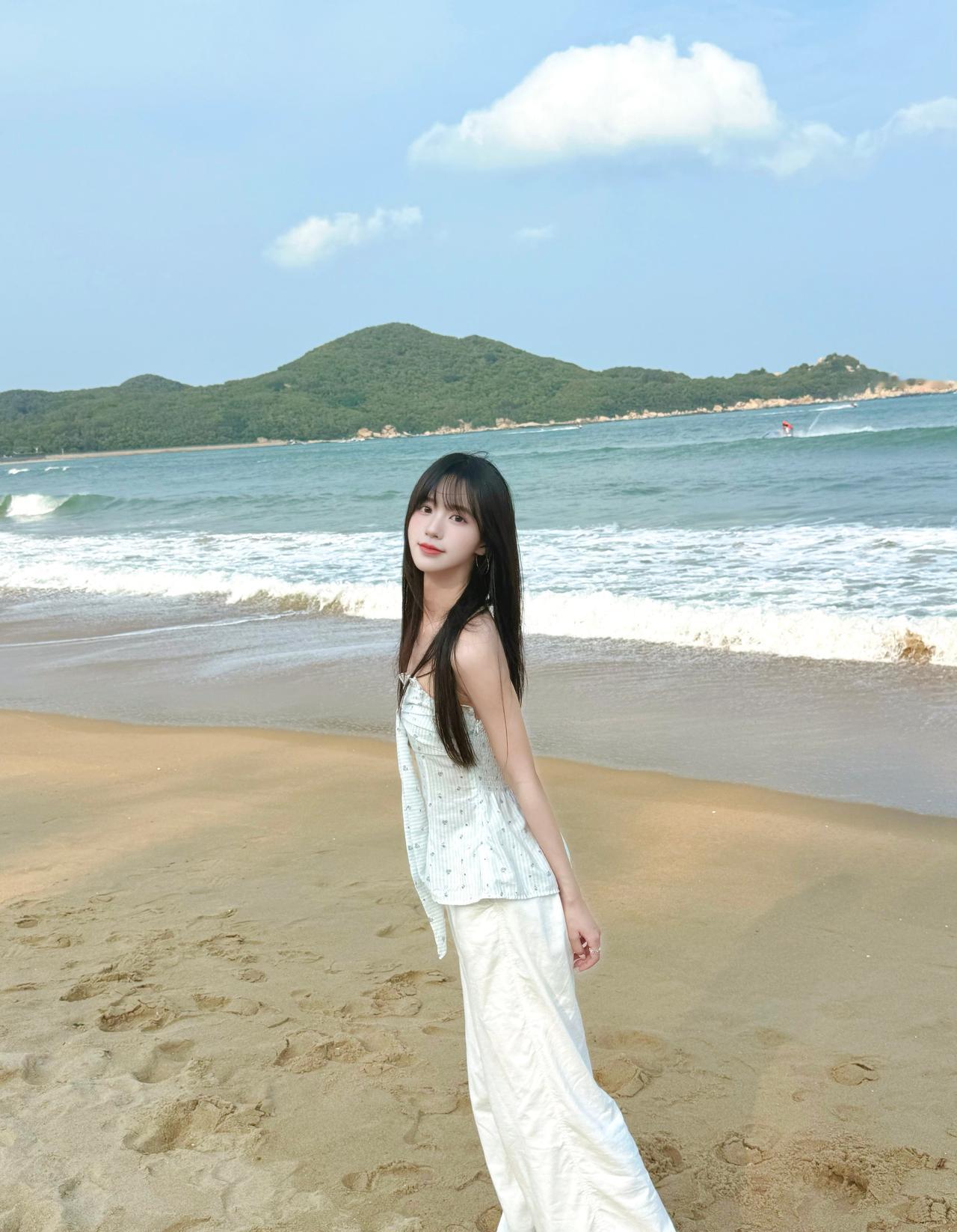 春日生活打卡季海风漫过发梢，浪花轻吻沙滩，在夏日海边，把温柔与浪漫，偷偷藏进一整