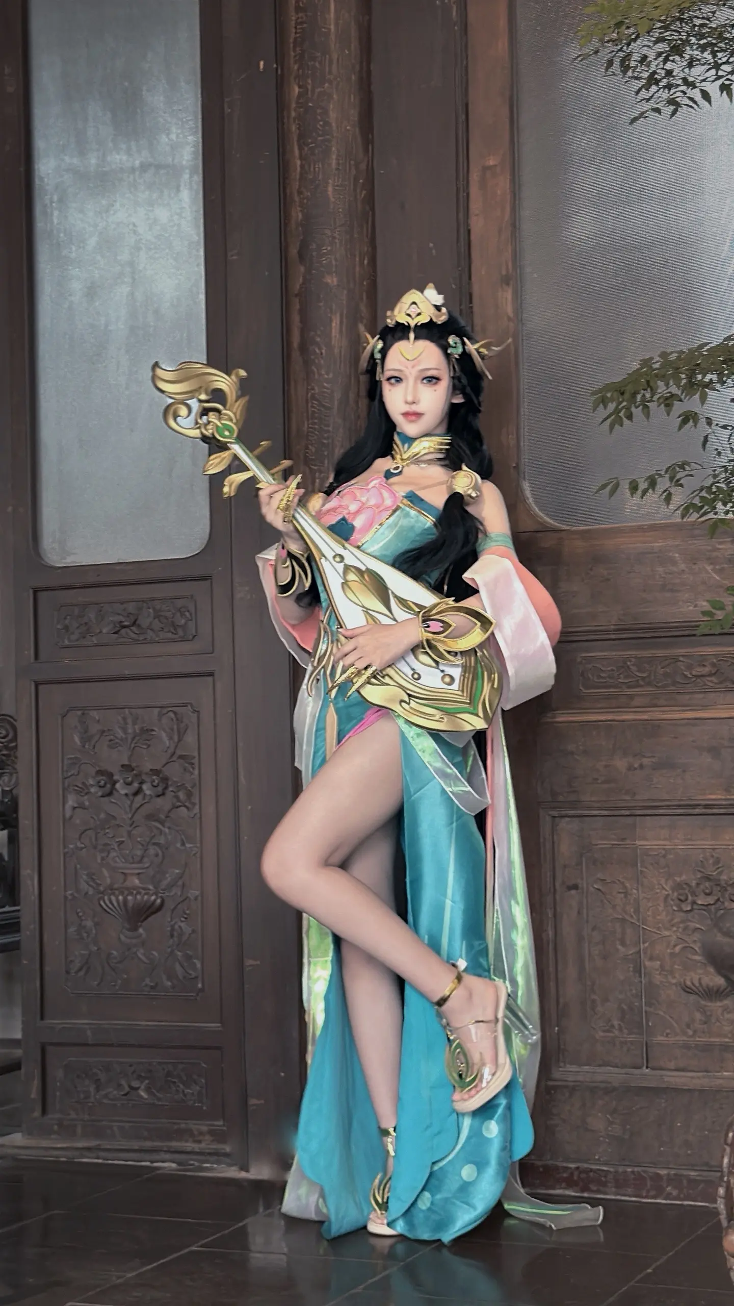 云想衣裳花想容，春风拂槛露华浓。