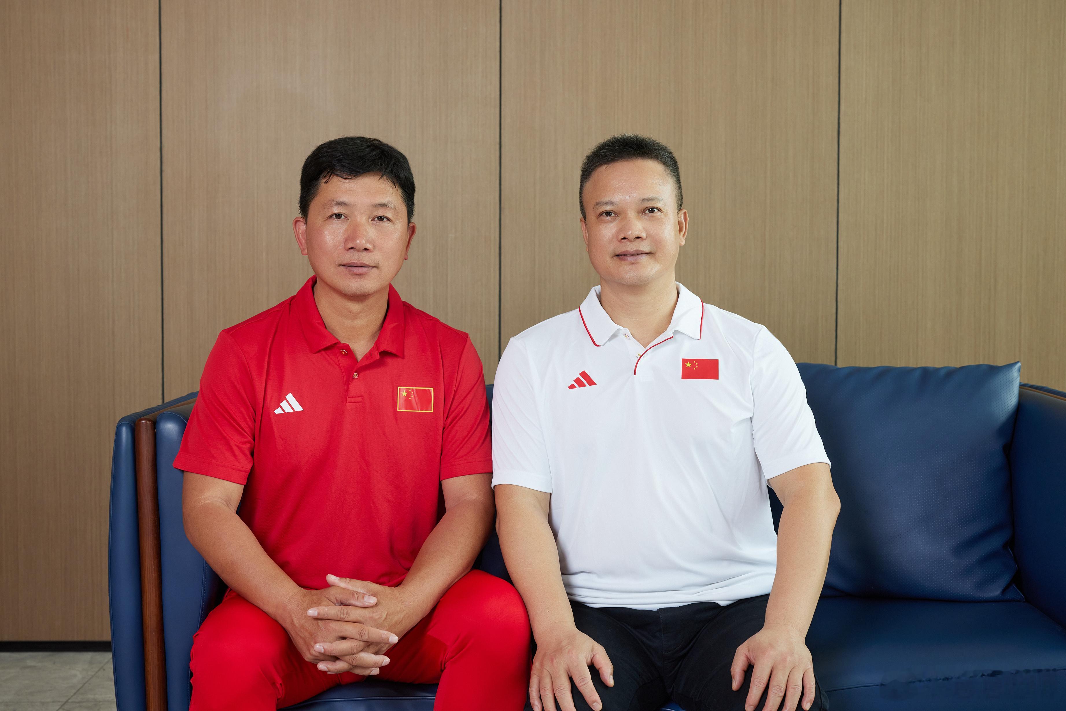 巴黎归来，穿上中国国家网球队球衣，和李常（中学年代的同窗好友）拍张同框，胸前的五