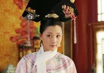 1875年正月，北京一座公主府里，一个19岁的女人躺在床上，高烧不退，满头满脖子